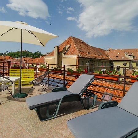 Rooftop Central Apartment Braşov Esterno foto